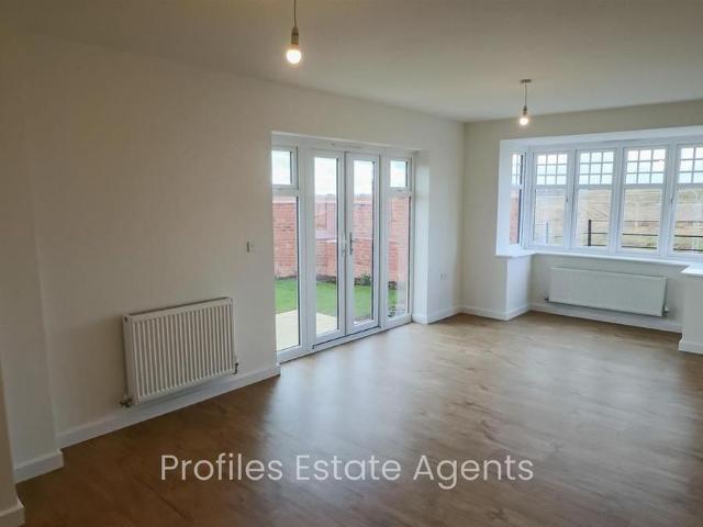 4 bedroom detached house to rent