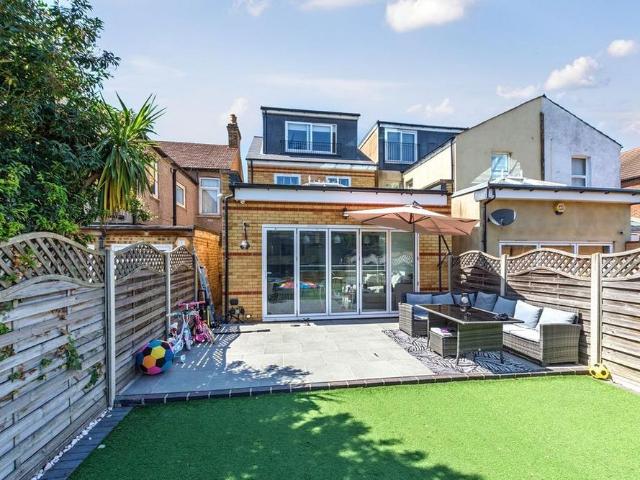 4 bedroom detached house to rent