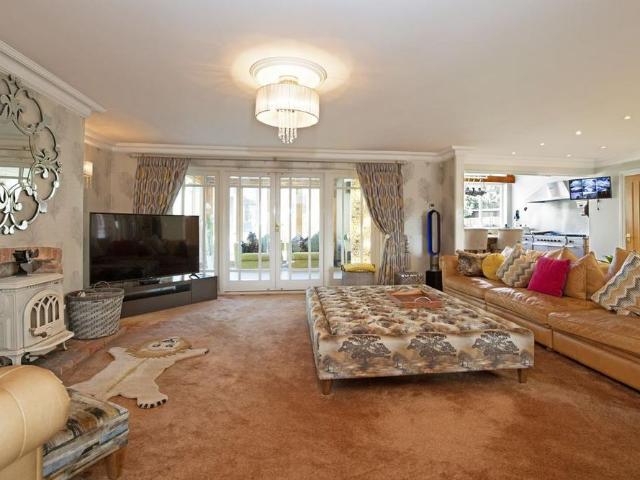 4 bedroom detached house to rent