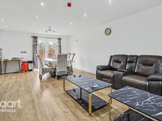 4 bedroom detached house to rent