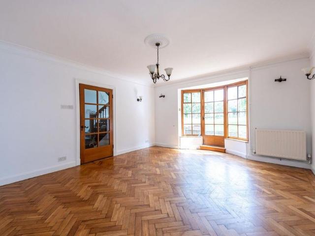 4 bedroom detached house to rent