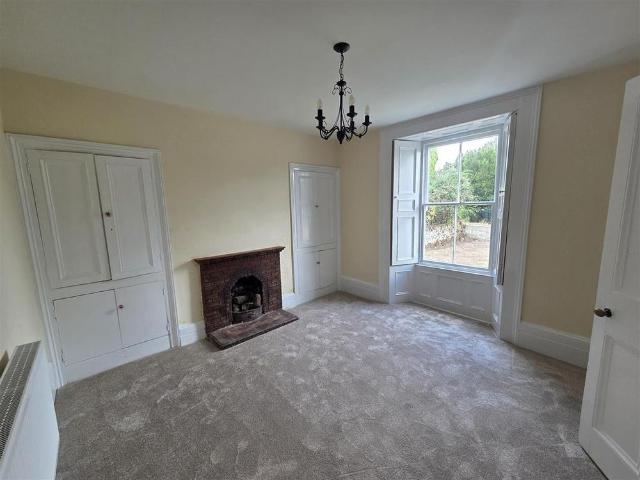 4 bedroom detached house to rent