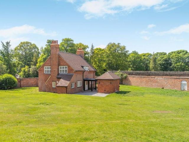 4 bedroom detached house to rent