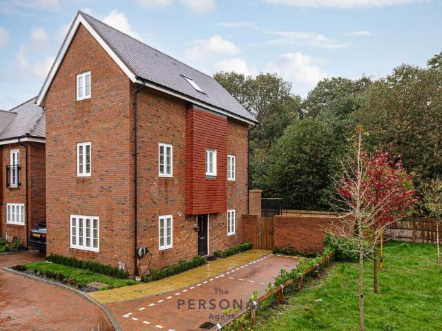 4 bedroom detached house to rent