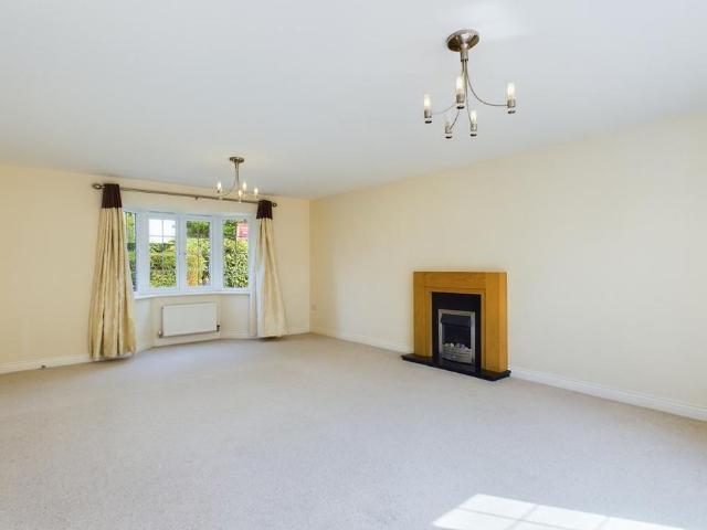 4 bedroom detached house to rent