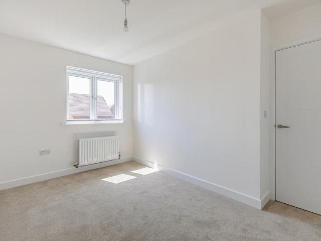 4 bedroom detached house to rent