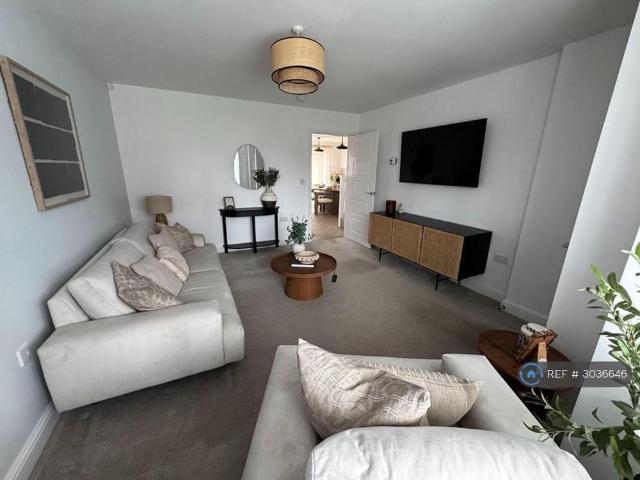 4 bedroom detached house to rent