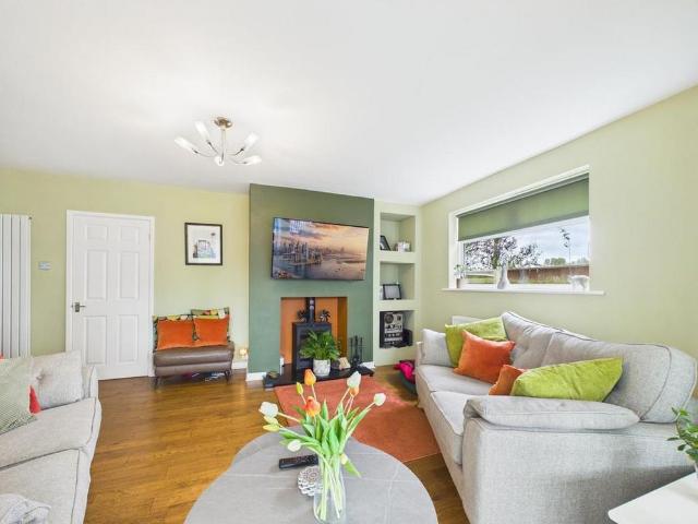 4 bedroom detached house to rent