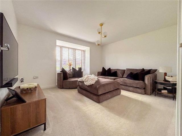 4 bedroom detached house to rent