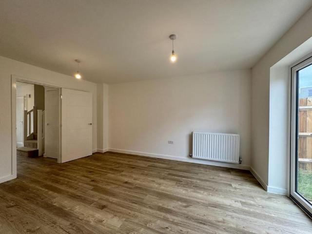 4 bedroom detached house to rent