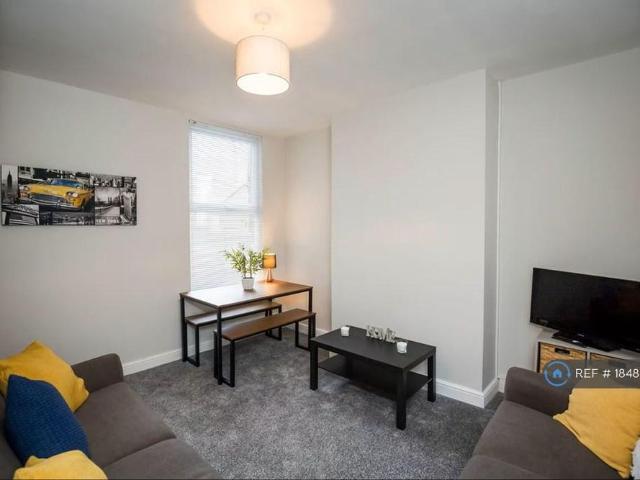 4 bedroom detached house to rent