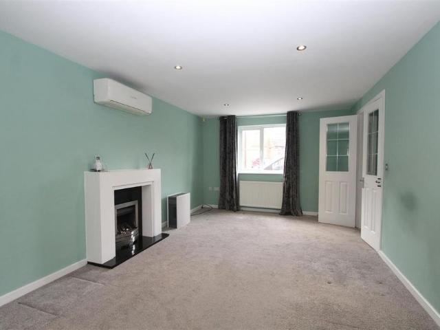 4 bedroom detached house to rent