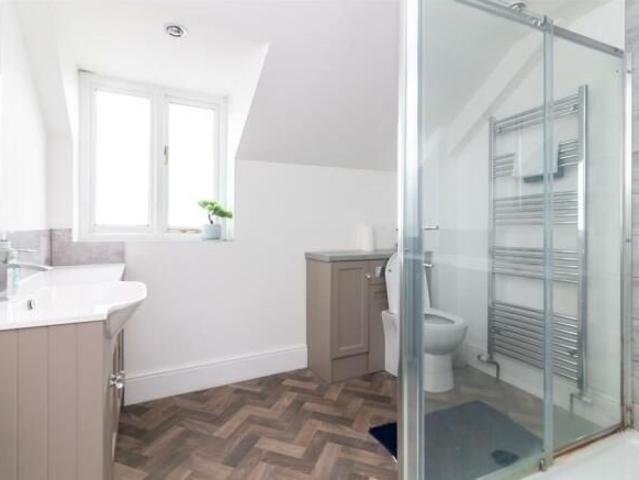 4 bedroom detached house to rent