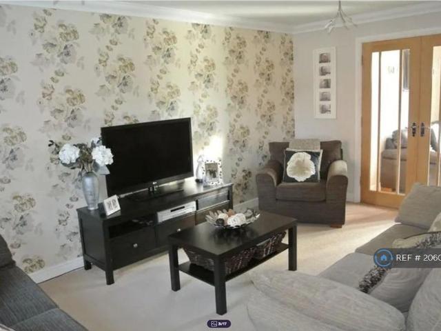 4 bedroom detached house to rent