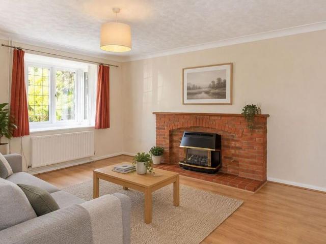 4 bedroom detached house to rent