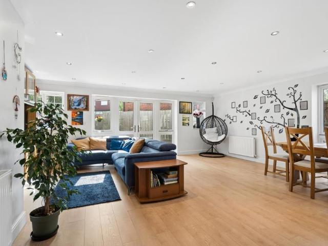 4 bedroom detached house to rent