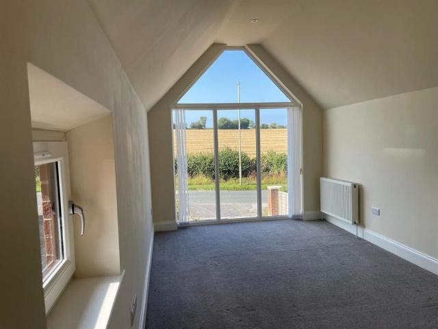4 bedroom detached house to rent