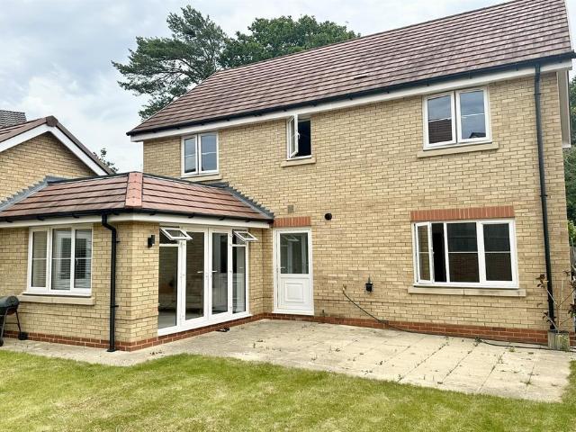 4 bedroom detached house to rent