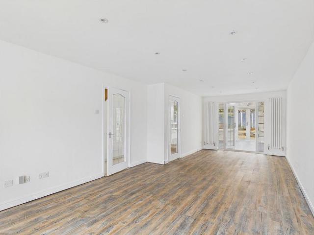 4 bedroom detached house to rent