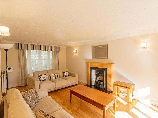 4 bedroom detached house to rent