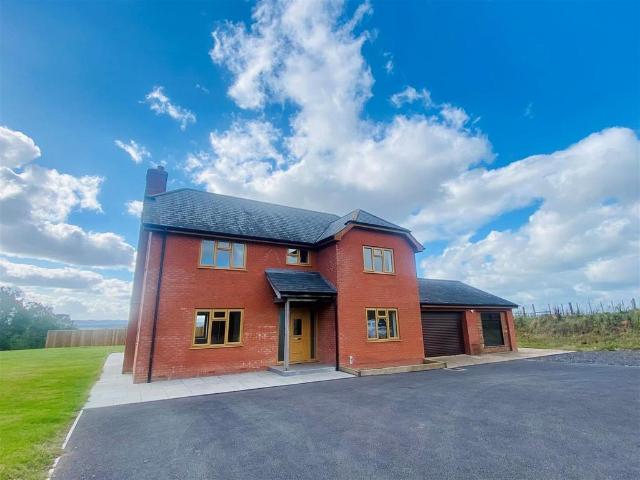 4 bedroom detached house to rent