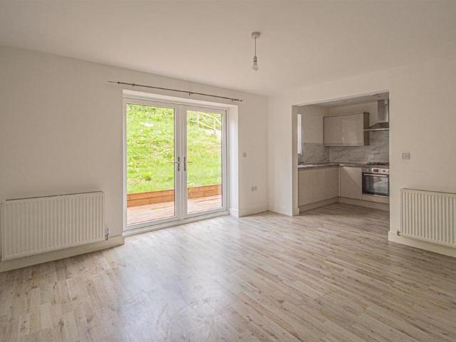4 bedroom detached house to rent