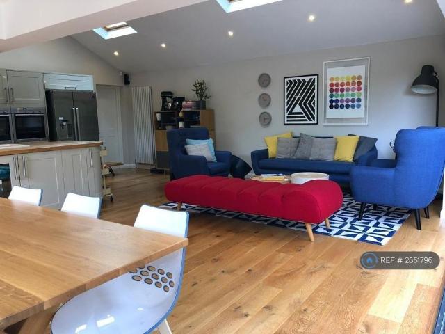 4 bedroom detached house to rent