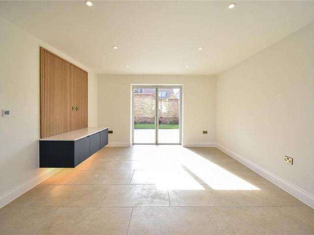 4 bedroom detached house to rent
