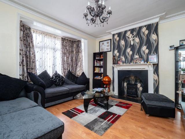 4 bedroom detached house to rent