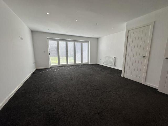 4 bedroom detached house to rent