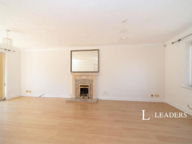 4 bedroom detached house to rent