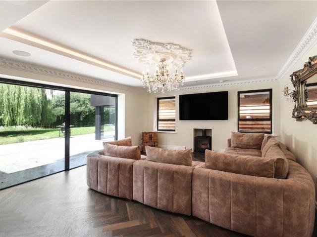 4 bedroom detached house to rent