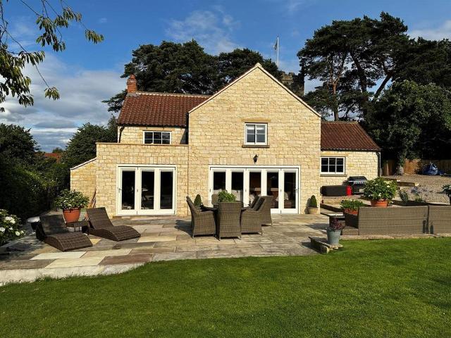 4 bedroom detached house to rent