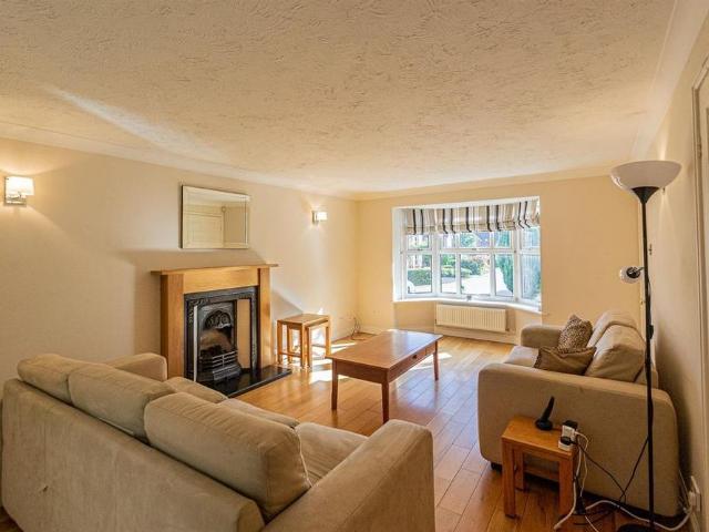 4 bedroom detached house to rent