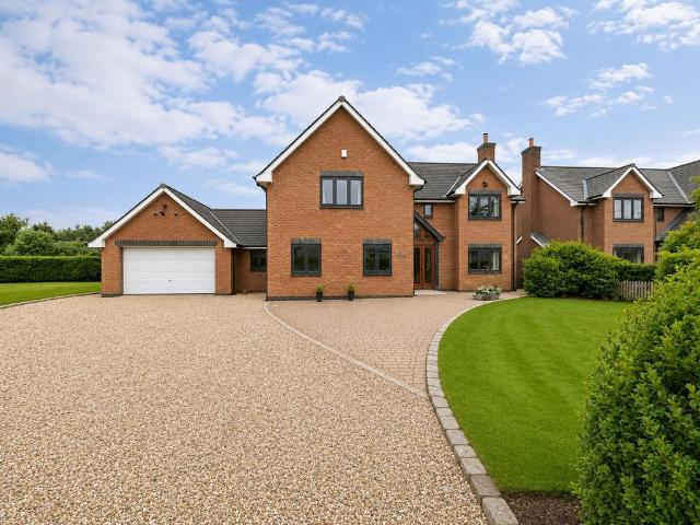 4 bedroom detached house to rent