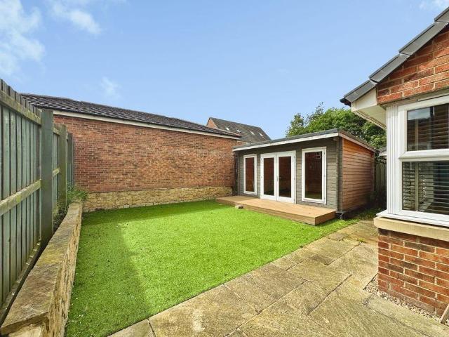 4 bedroom detached house to rent