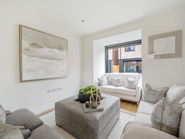 4 bedroom detached house to rent