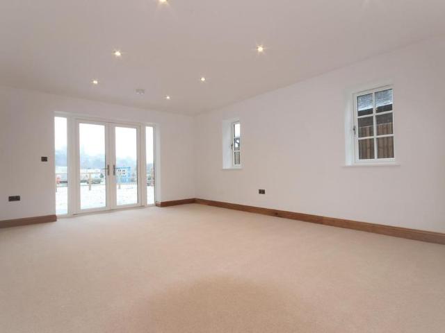4 bedroom detached house to rent