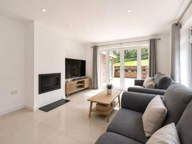 4 bedroom detached house to rent