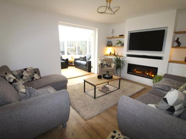 4 bedroom detached house to rent