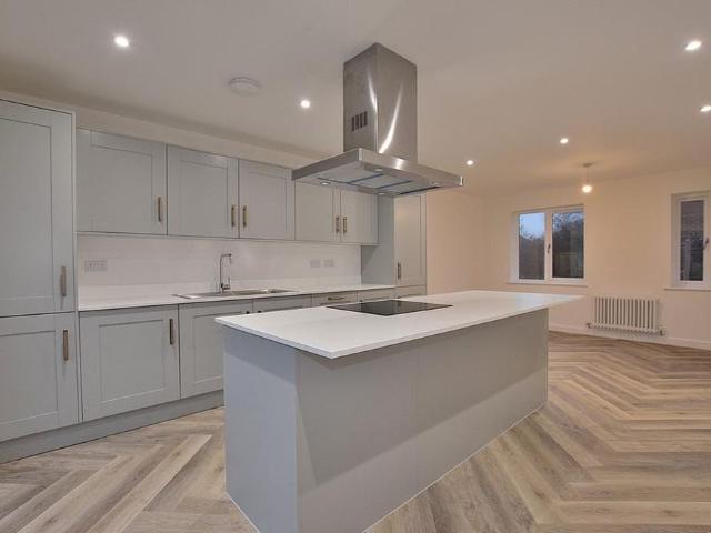 4 bedroom detached house to rent