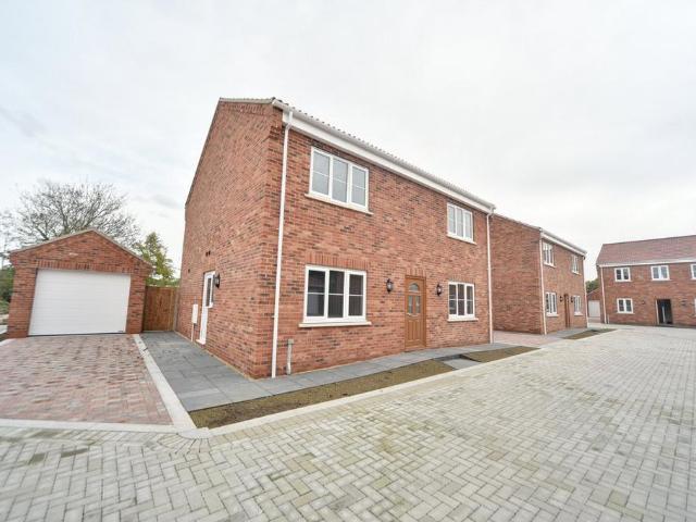 4 bedroom detached house to rent