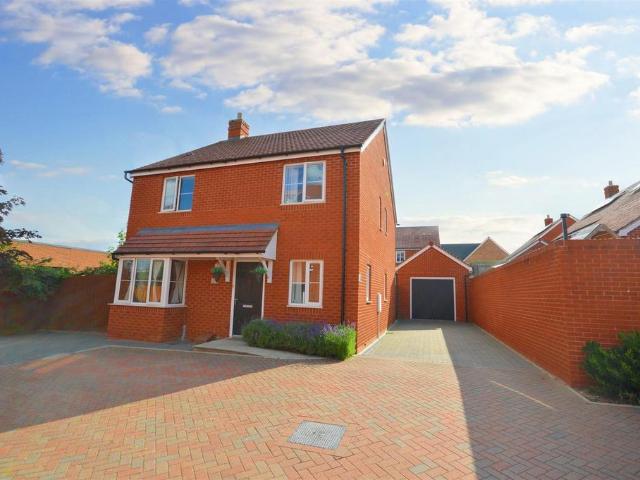 4 bedroom detached house to rent