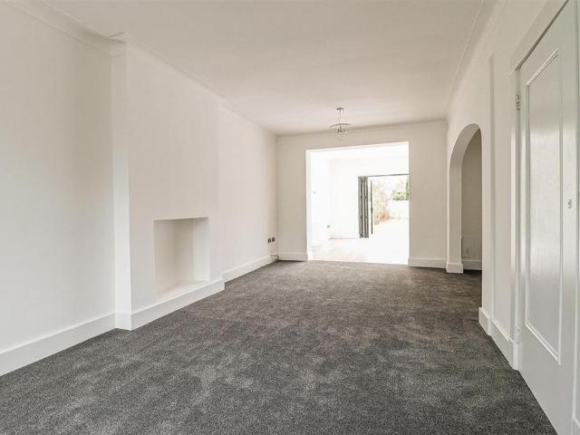 4 bedroom detached house to rent
