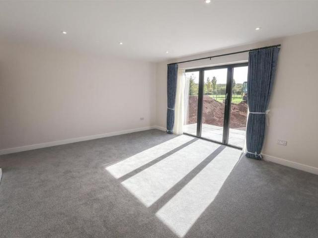 4 bedroom detached house to rent