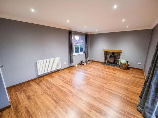 4 bedroom detached house to rent