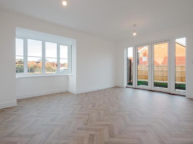 4 bedroom detached house to rent