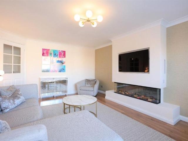 4 bedroom detached house to rent