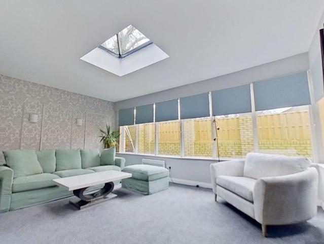 4 bedroom detached house to rent