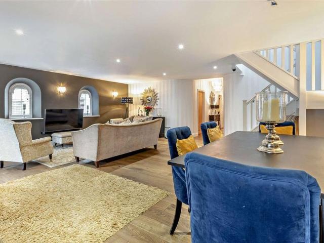 4 bedroom detached house to rent